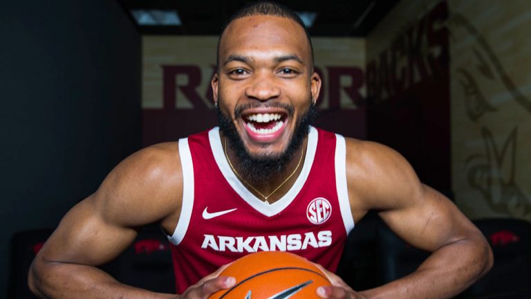 Arkansas officially announces Cylla transferring to Fayetteville