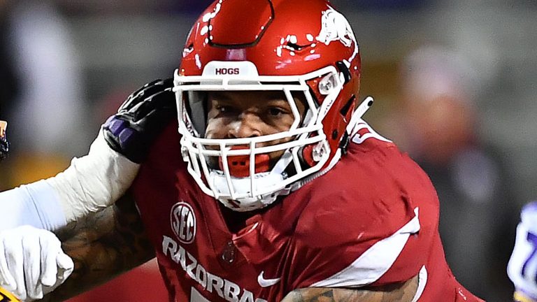 Knee injuries force Hogs defensive lineman to give it up