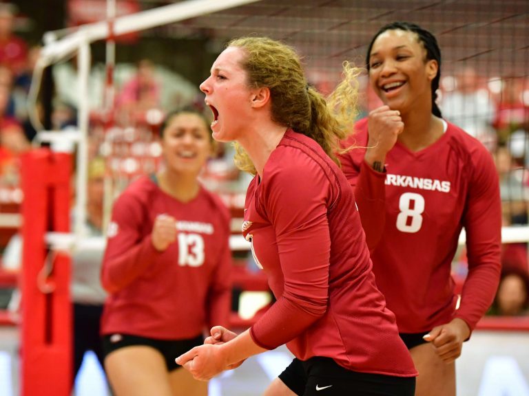 Razorbacks volleyball dominate in pair of wins on opening day