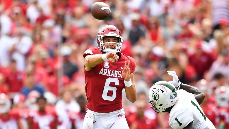 Defense carries Hogs to opening-day win over Vikings