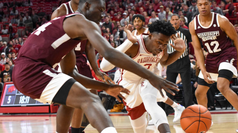 Arkansas looks to break losing streak in road matchup against Florida