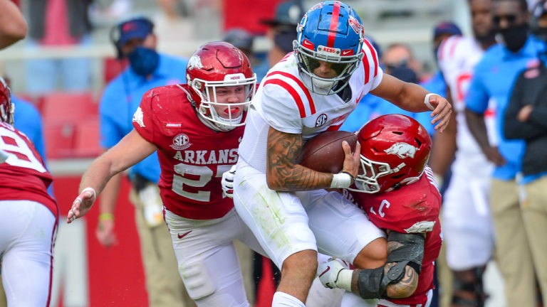 Henry makes it a complete returning lineup at linebacker for Hogs