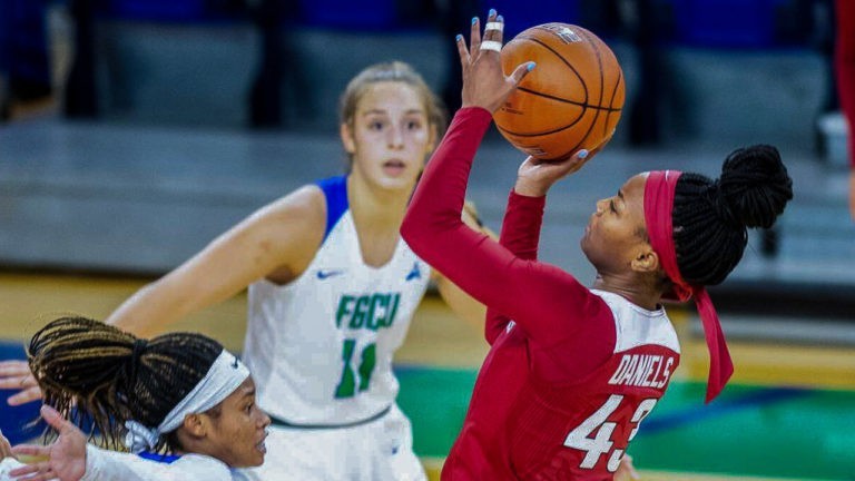 Arkansas comes from behind to overtake Florida Gulf Coast for win