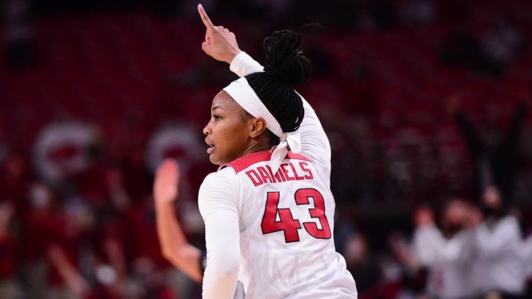 Hogs hold off Huskies as Dungee’s 37 points paces 90-87 win