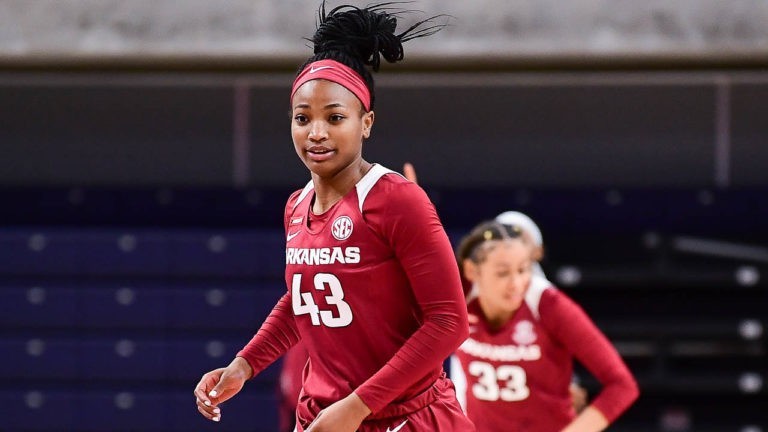 Daniels’ hot fourth quarter lifts Hogs to fourth straight win, downing Auburn