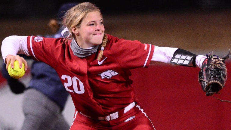 Hogs win 14th straight game, sweeping doubleheader Friday