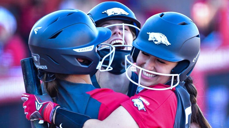 Hogs bomb four homers for fifth time for 15th straight win