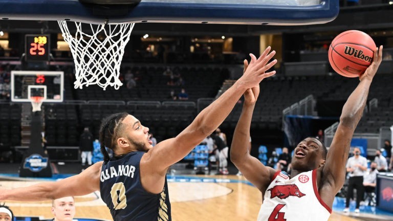 Hogs survive Oral Roberts behind Davis to advance to Elite Eight