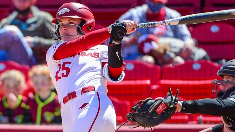 Braxton’s two-run homer paces Hogs to sweep over MSU