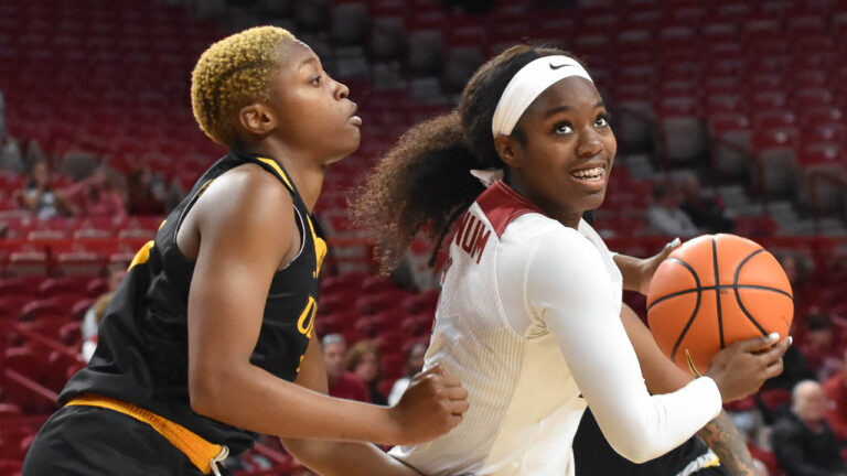 Barnum, Eaton ring up 15 points to lead Hogs to dominating win