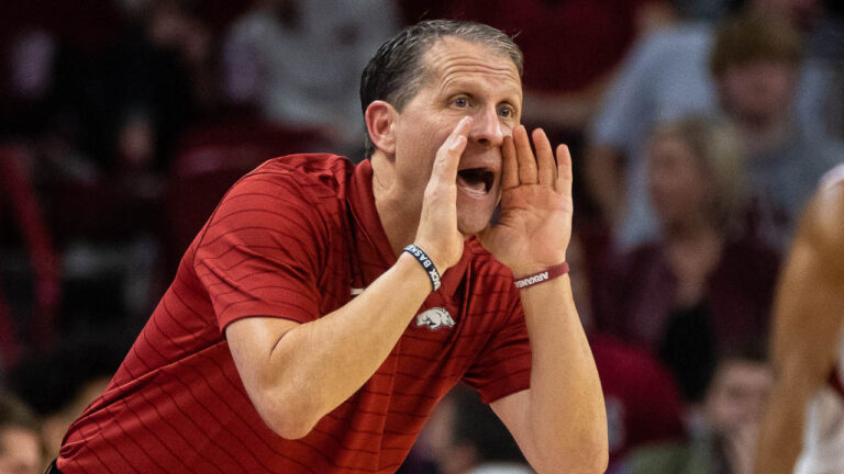 Hogs’ Eric Musselman working through torn rotator cuff