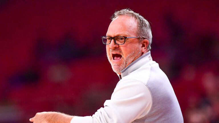 Neighbors knows what Razorbacks will be facing against No. 1 South Carolina