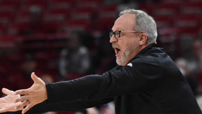 Neighbors on Razorbacks’ 90-76 win, negotiating just 100 pushups
