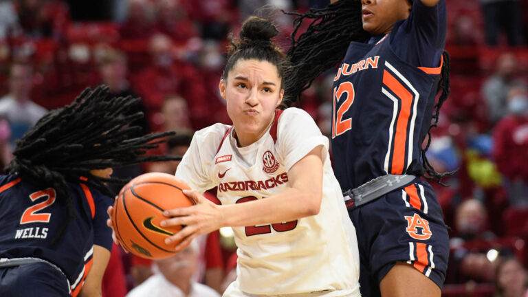 Razorbacks grab buzzer-beating win over Auburn, 68-66