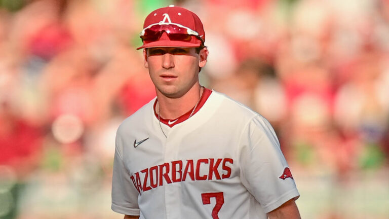 Hogs hold onto lead through delay, beat Vanderbilt