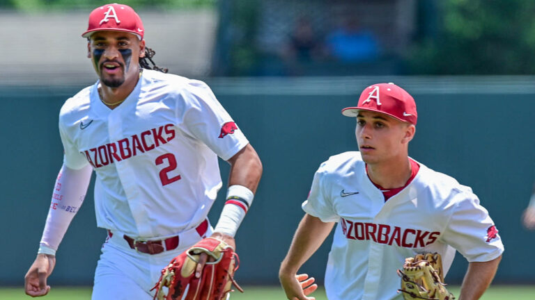 Hogs walk off Heels, advance to College World Series