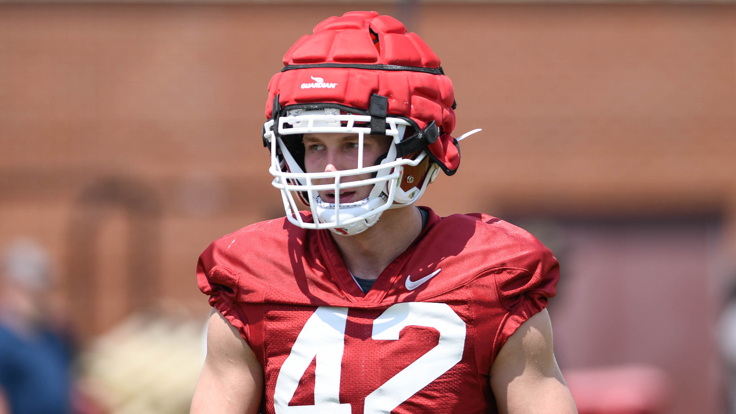 Hogs' linebackers Drew Sanders, Chris Paul after Friday's practice