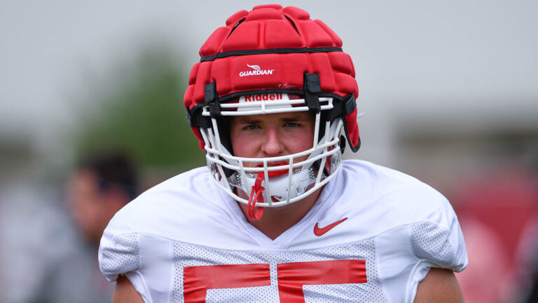 Hogs’ Terry Hampton, Beaux Limmer after practice Monday