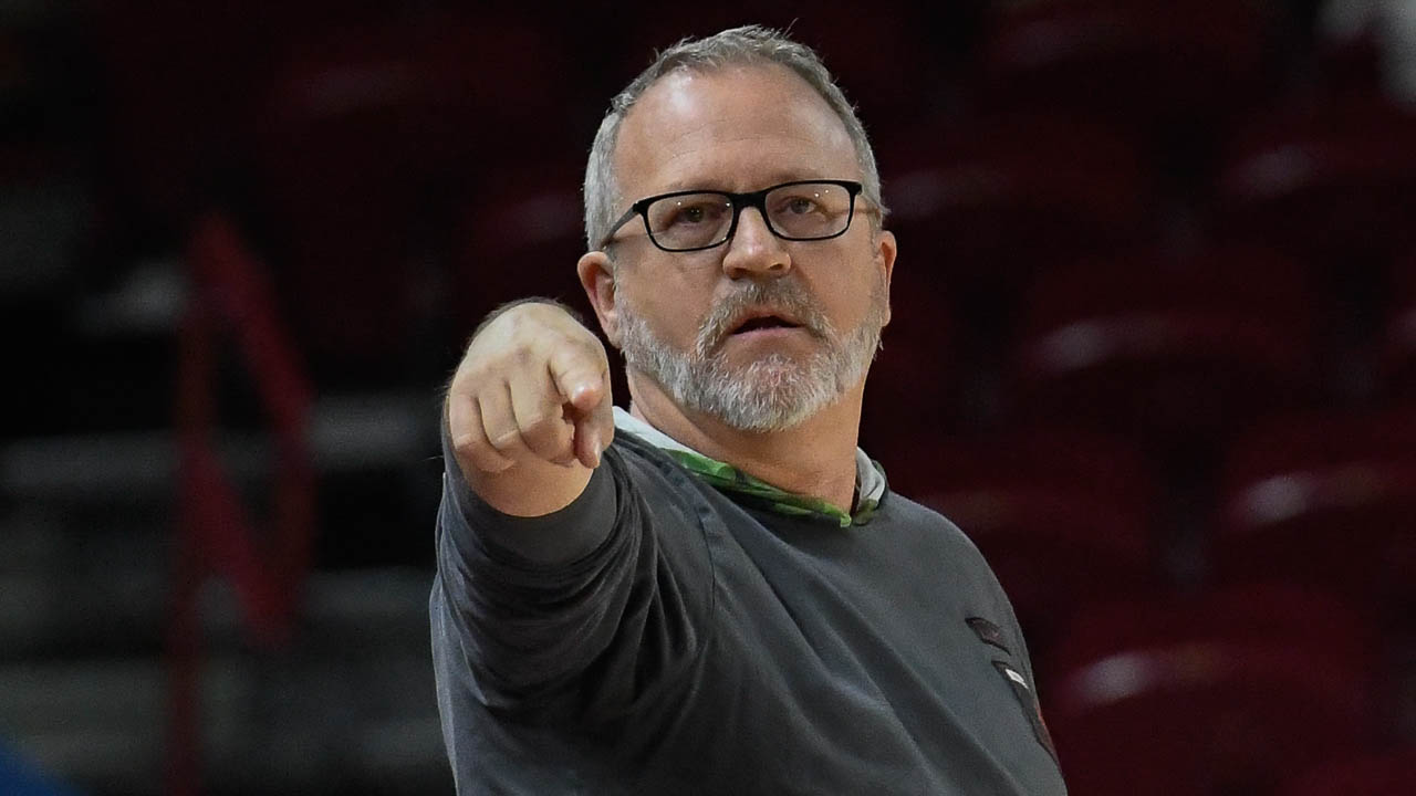 Razorbacks' coach Mike Neighbors on getaway day for Paradise Jam » Hit