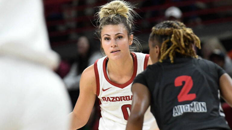 Poffenbarger, Barnum lead Hogs to dominating win over Mizzoi