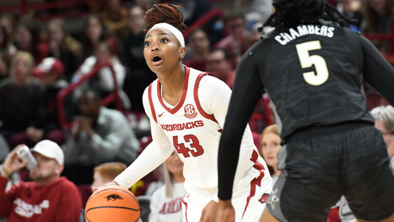 Makayla Daniels hits buzzer-beater at end to down Vandy
