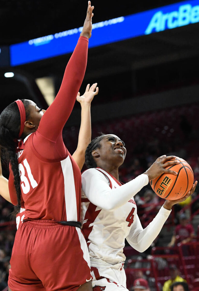 Razorbacks drop third straight game, falling to Crimson Tide