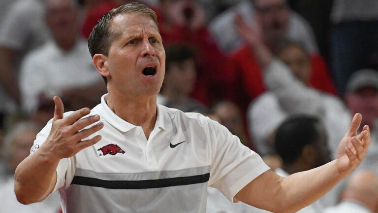 Low turnovers, but poor shooting remains a mystery to Razorbacks coach
