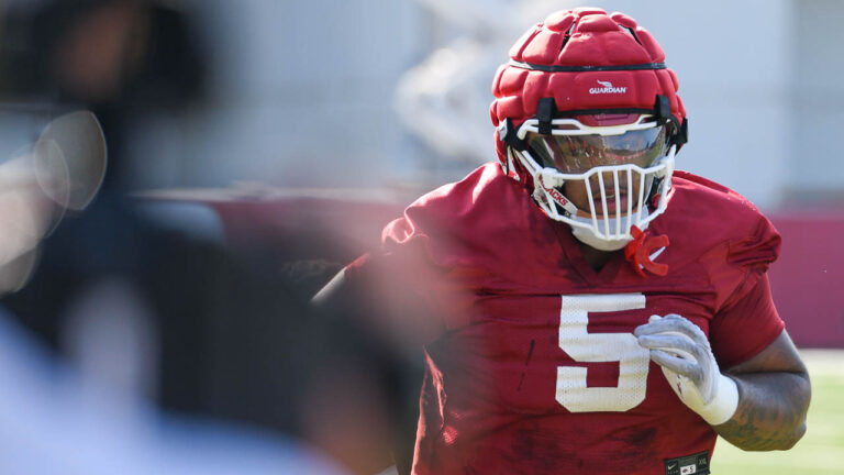 Hogs’ sideline reporter Geno Bell on what he’s seen in practice