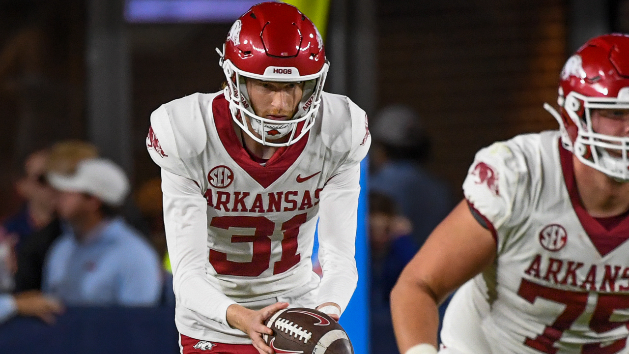 Razorbacks' punter Max Fletcher, wide receiver Isaiah Sategna » Hit