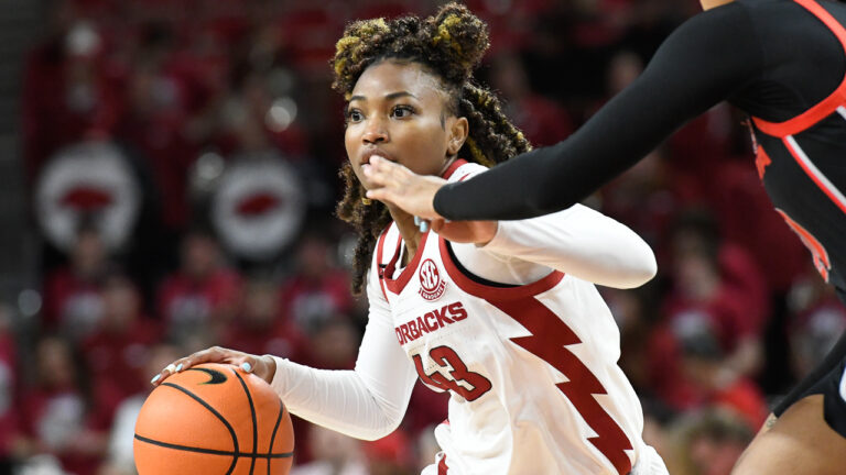 Hogs blow out Georgia behind Makayla Daniels