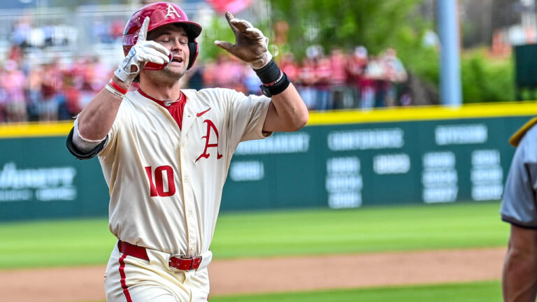 Hogs pull off midweek sweep of Texas Tech with 5-4 win