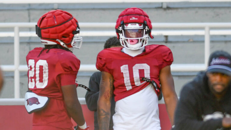 Razorbacks’ Xavian Sorey, Jaylon Braxton on defense in scrimmage
