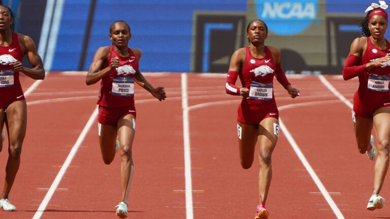 Jaw-dropping 4×400 team leads Razorbacks to national title