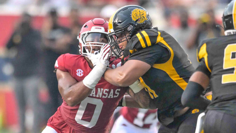 Razorbacks’ TJ Metcalf, Nico Davillier on playing first true home game
