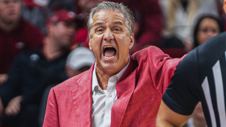 Razorbacks can’t manage to finish again, falling to top-ranked Auburn, 67-60