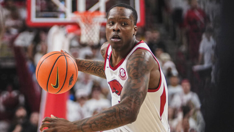 Razorbacks blow lead, but manage to hang to down Gamecocks
