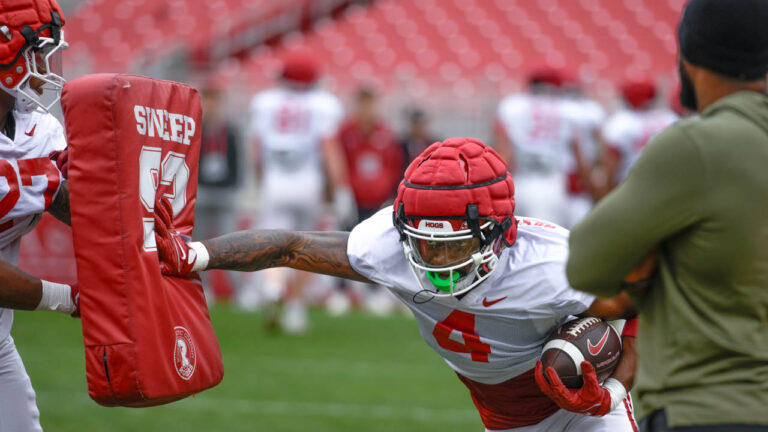 Hogs’ Mike Washington, Quentavius Scandrett before Saturday’s practice