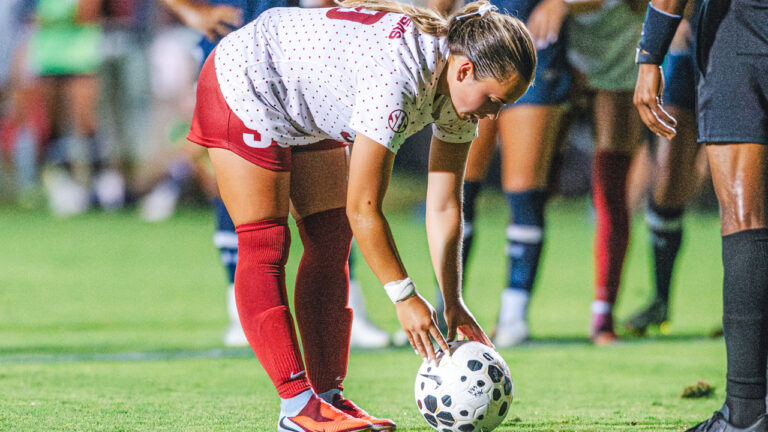 Susi’s late penalty kick lifts Razorbacks to 2-2 tie with Notre Dame