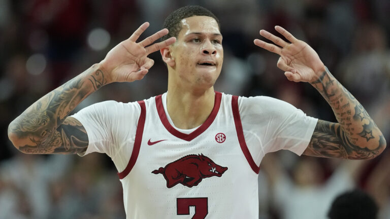 Razorbacks hand Louisville first loss with steady 89–80 home victory