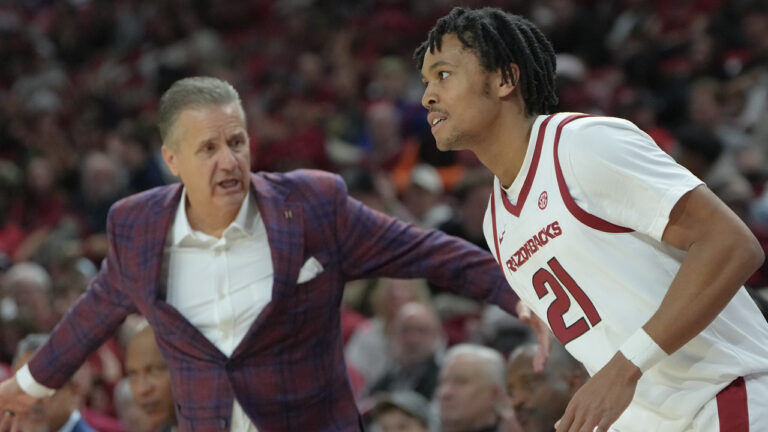 Razorbacks dominate Queens with efficient shooting defensive pressure
