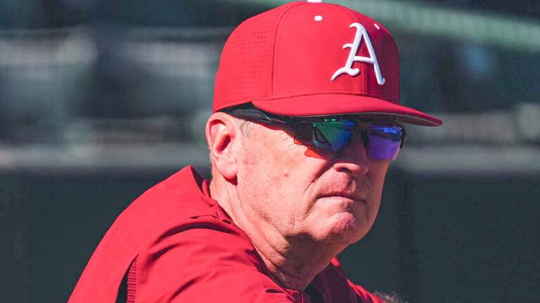 Hogs drop series opener to UT Arlington after late push