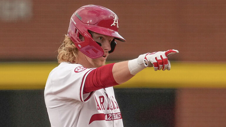 Razorbacks defeat Oral Roberts behind Aloy, Stewart at Baum-Walker