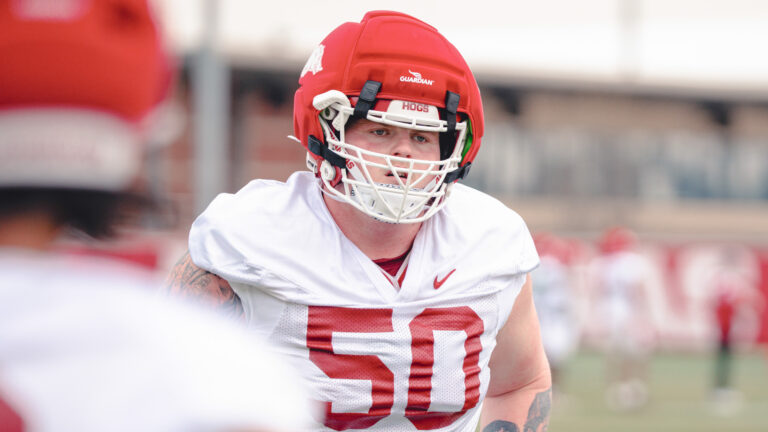 Razorbacks’ offensive linemen Kobe Branham, Caden Kitler on spring drills